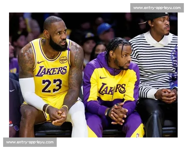 詹姆斯转发布朗尼扣篮训练：父子齐力见证成长！