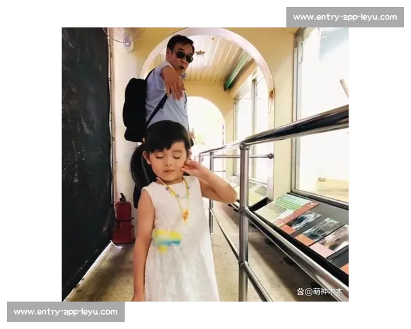 尔冬升女友晒 9 岁女儿近照：萌娃从容应对粉丝，“片场暴君” 变身慈父
