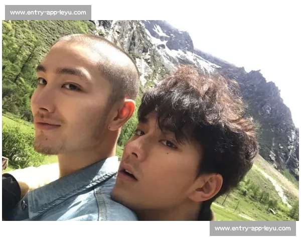 李明携子亮相世俱杯！高颜值父子同框引热议