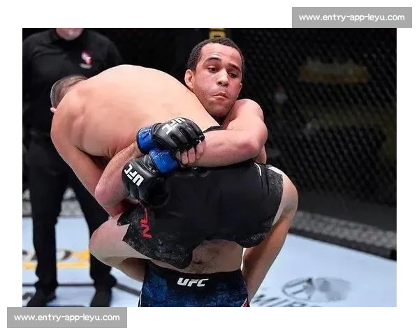 机械战警左平勾暴力催眠赫尔曼森！UFC 317 副赛上演教科书级终结